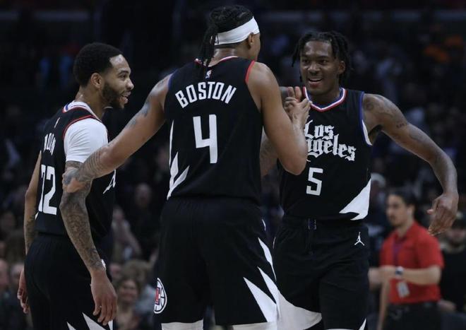 跟队：邓弗里斯脚踝疼痛未消除，可能告别2025年剩余比赛（队记：邓弗里斯脚踝伤势未愈，恐无缘2025年剩余赛程）