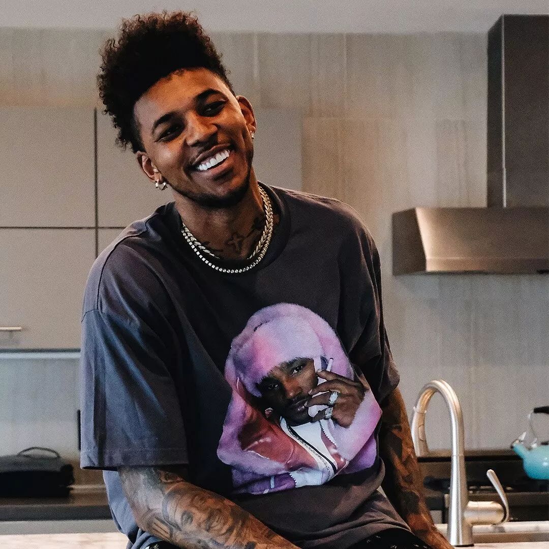 记者：谢维军在昨天的比赛中肋骨又裂了（记者：谢维军在昨日比赛中肋骨再次裂伤）