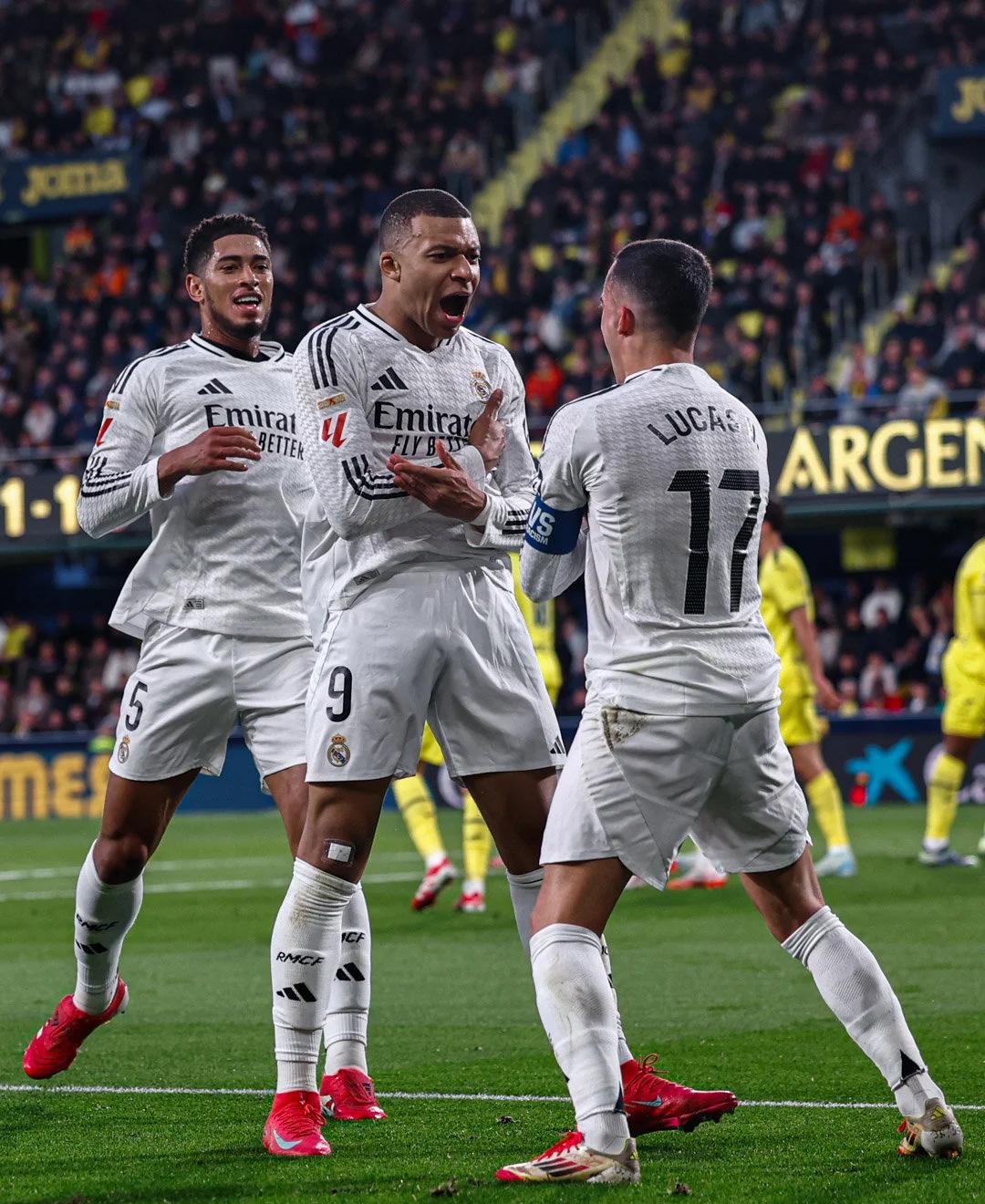 社媒被“下课”刷屏！从冠军教头到千夫所指，斯洛特的下课危机爆发（社媒“下课”声浪汹涌：从冠军教头到众矢之的，斯洛特陷入下课风暴）