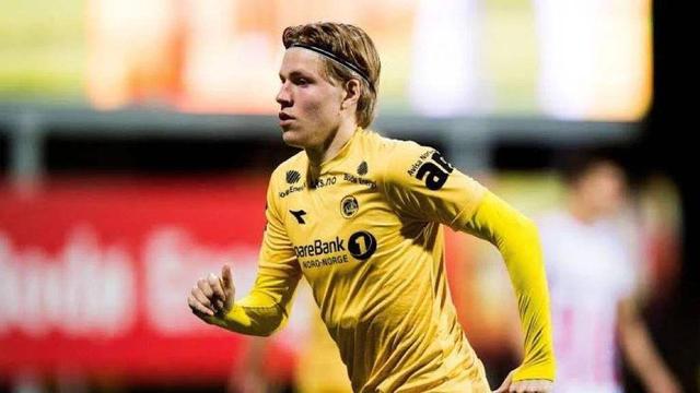 这队踢得像一台机器（这支球队像精密机器般运转）