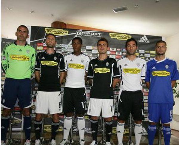 英超最新积分榜：阿森纳2分优势领跑，曼城、维拉紧随（英超积分最新形势：阿森纳以2分优势居首，曼城与维拉紧追不舍）