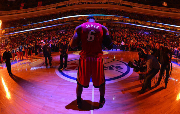 多纳鲁马：自豪能力压众多优秀门将获奖，盼在曼城获更大成功（多纳鲁马：为力压群雄捧杯感到骄傲，期待在曼城创造更大辉煌）