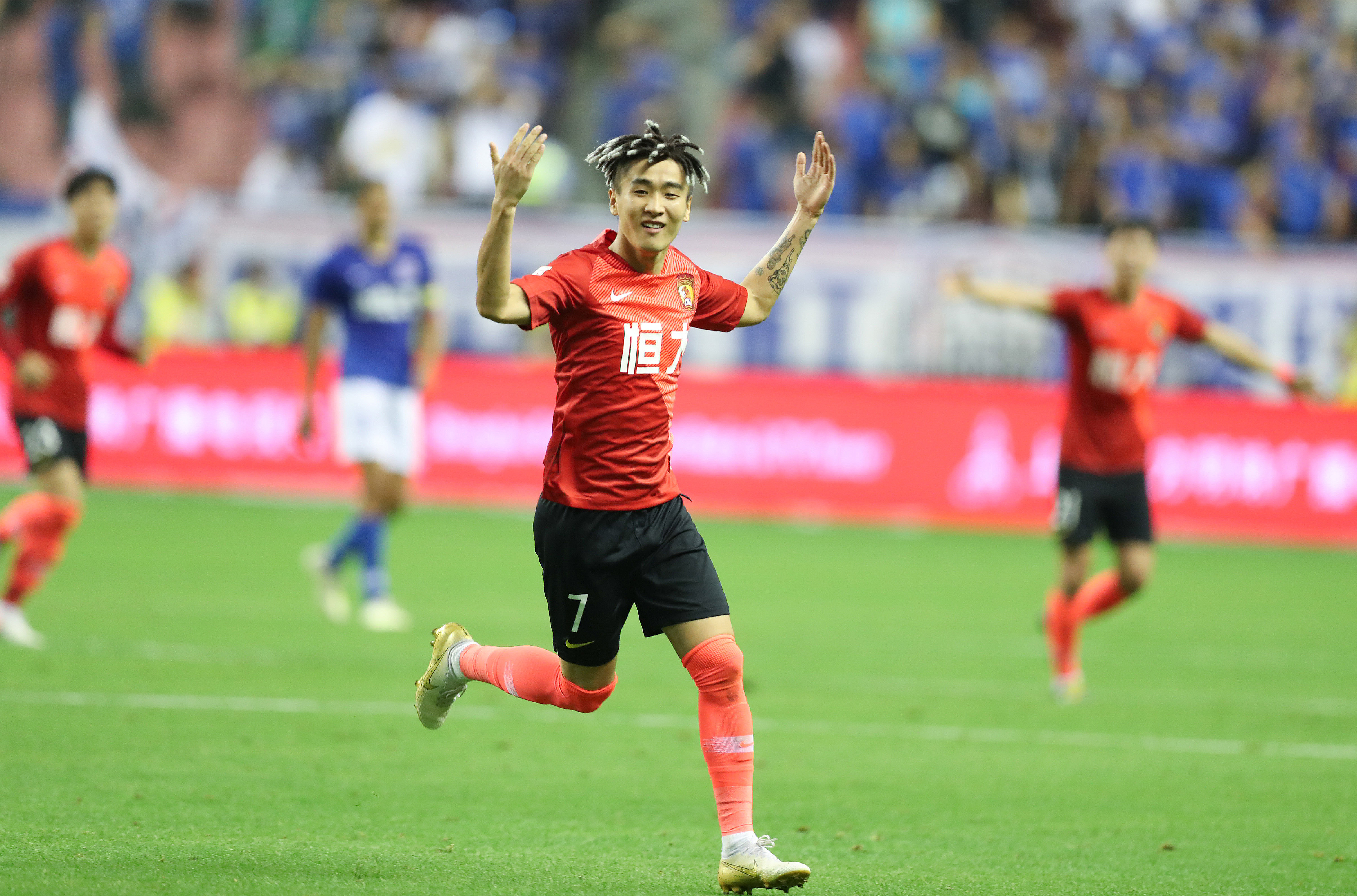 拉菲尼亚：巴萨复兴的领军人物（拉菲尼亚：引领巴萨复兴的核心力量）