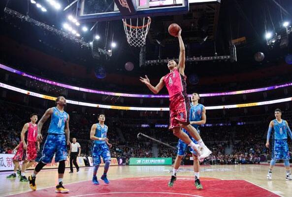 欧协联半场：乌切闪击破门，西塞疑似逃点，水晶宫1-0古比斯（欧协联半场战报：乌切闪击先拔头筹，西塞疑似逃点，水晶宫暂1-0领先古比斯）