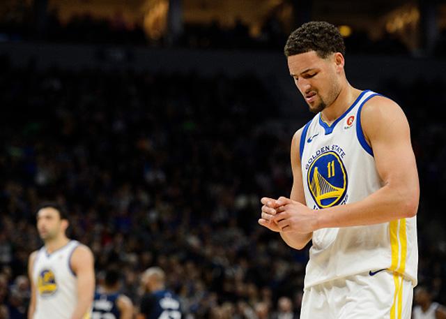 记者：谢维军在昨天的比赛中肋骨又裂了（记者透露：谢维军昨日比赛中肋骨再度骨裂）