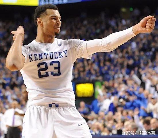 皇马在国家德比后失利，阿隆索面临下课危机，巴萨趁机领跑，西甲争冠形势严峻。（皇马德比败北阿隆索帅位告急，巴萨趁势领跑，西甲争冠白热化）