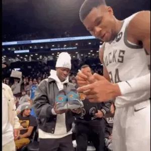 辽宁男篮在CBA杯赛中爆冷输给江苏男篮，外援选择引发争议，球迷对阵容实力和磨合表示不满。（CBA杯冷门：辽宁不敌江苏，外援选择惹争议，球迷质疑阵容实力与磨合）