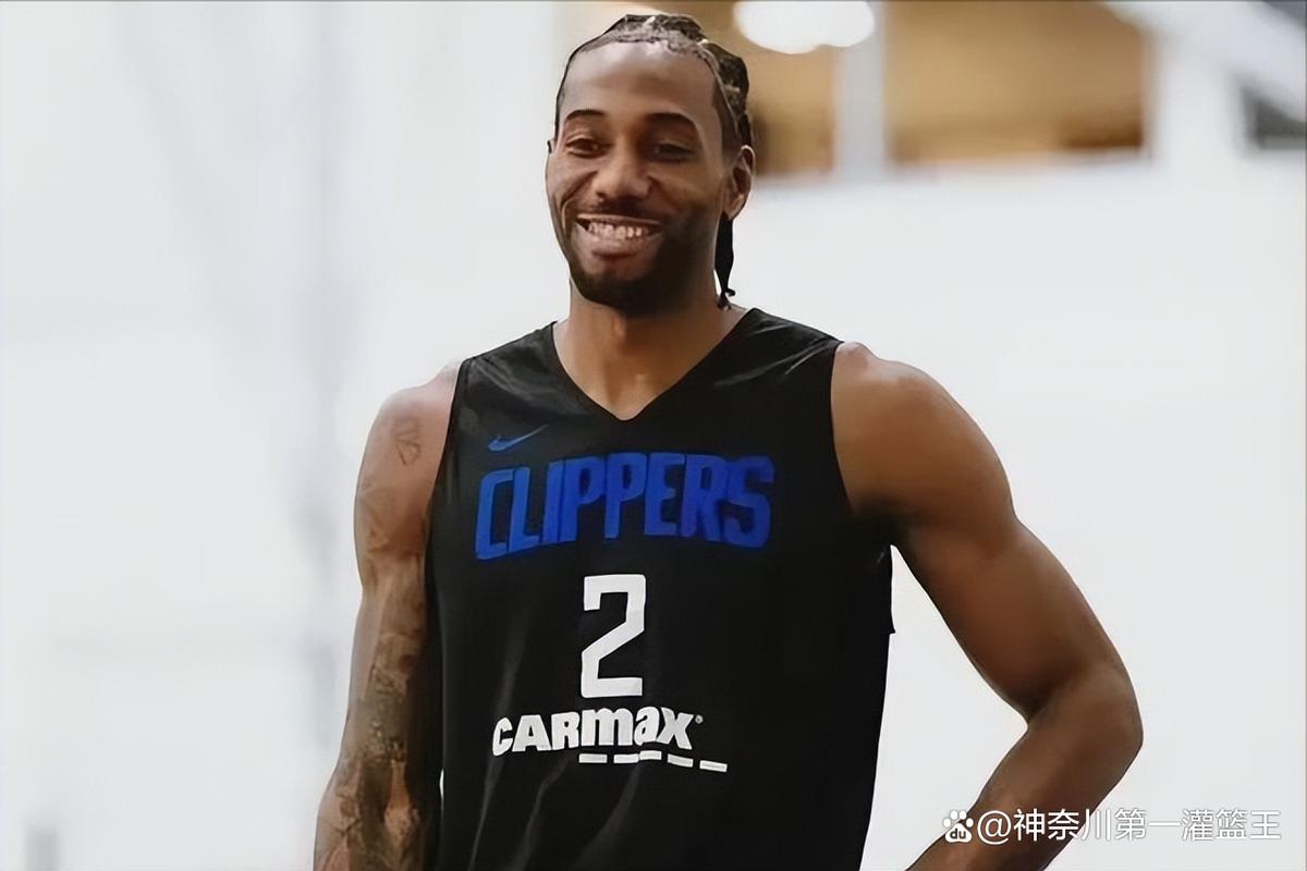 拓记：克林根争抢篮板后一瘸一拐走向替补席，赛前左小腿就有挫伤（拓记：克林根抢板后跛行回替补席，赛前左小腿已有挫伤）